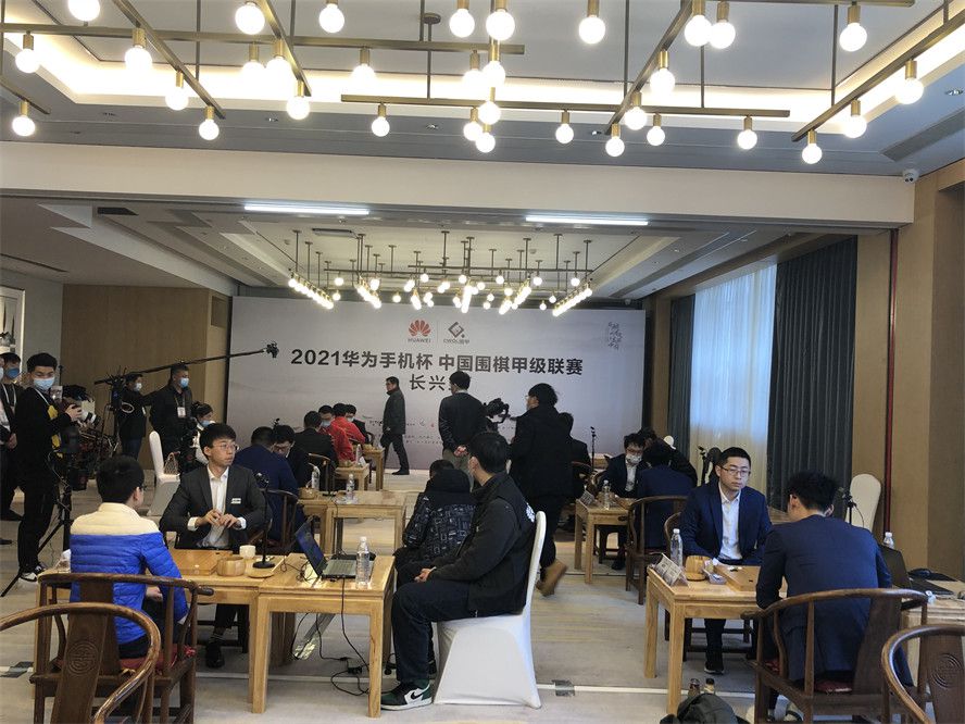 思雨看着黎漾慌张的往外跑着，担忧的喊了一声，夫人，您这是要往哪儿去？黎漾脚下的动作没停，随便回了句，出去有点急事。
